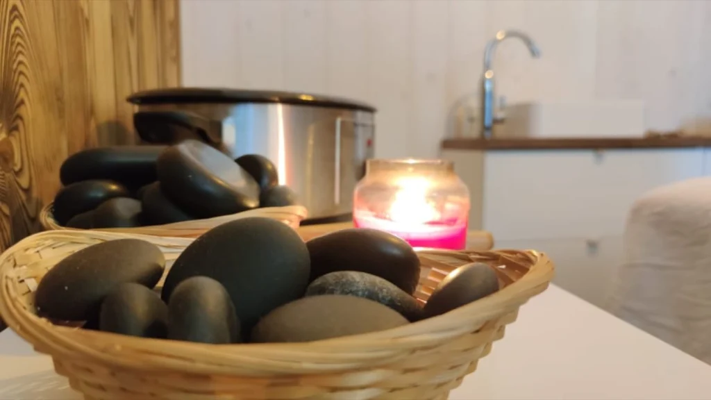 Lávové kameny připravené na masáž hot stones